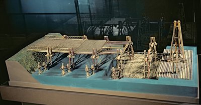 Model mostu nad Renem zbudowanego przez Juliusza Cezara (101-44 pne) w 55 pne autorstwa French School