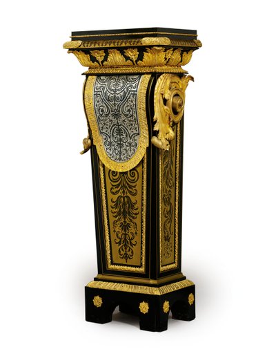 Jeden z pary intarsjowanych cokołów Ludwika XV, prawdopodobnie zamówiony przez Claude-Francois Julliot, ok. 1750-60 (cyna Boulle na ormolu, róg mosiężny inkrustowany i szylkret) (patrz także 469020) autorstwa French School