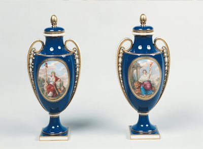 Para wazonów Sevres ozdobionych alegorycznymi postaciami Sprawiedliwości i Republiki (porcelana) autorstwa French School