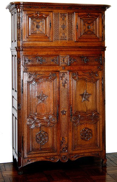 Szafa pikardzka z dekoracją masońską, ok.1740 (drewno) autorstwa French School
