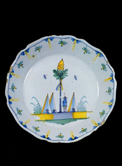 Talerz ozdobiony Drzewem Wolności zasadzonym u podnóża trzech namiotów (ceramiczny) autorstwa French School