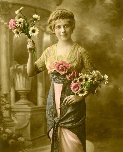 Portret kobiety trzymającej wiązankę kwiatów ok. 1898 (zdjęcie ręcznie kolorowane) autorstwa French School