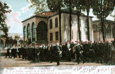 Pocztówka przedstawiająca ceremonię inwestytury sułtana Mehmeta V (1844-1918) maj 1909 (zdjęcie kolorowe) autorstwa French School