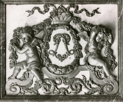 Putti flankujące inicjał L na drzwiach Salon des Gardes de la Reine (sztukaterie) autorstwa French School