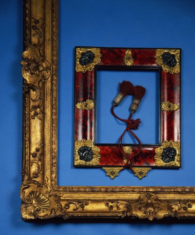 Rama o odwróconym profilu Regency z ormolu i wytłoczonymi srebrnymi mocowaniami na rogach i środkach z oryginalnymi frędzlami (szylkret) autorstwa French School