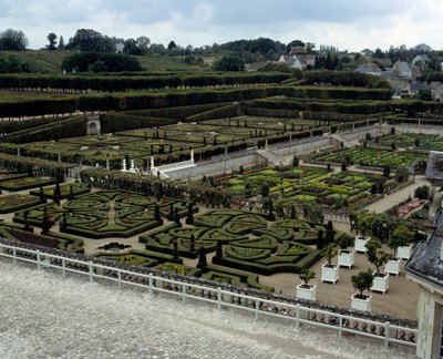 Architektura renesansowa: widok na ogrody zamku de Villandry zbudowanego na początku XVI wieku, jeden z zamków nad Loarą. Villandry, Indre i Loire autorstwa French School