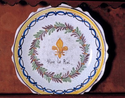 Rewolucyjny talerz z motywem monarchistycznym (lilia) i napisem „Niech żyje król” 1790 Nevers. Muzeum Fryderyka Blandina autorstwa French School