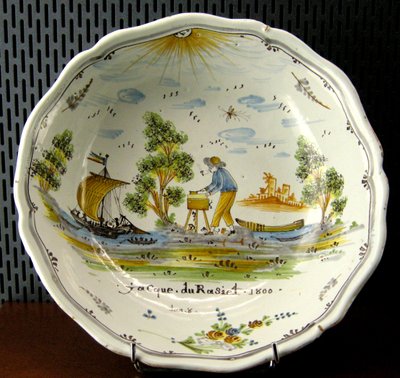 Salaterka przedstawiająca rzemieślnika i łodzie nad Loarą, Nevers, 1800 (ceramika) autorstwa French School
