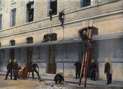 Sappeurs Pompiersde Paryż. Drabina jest za kulisami. Manewrowanie drabiną za kulisami jest najprostsze. Ważący 34 kg, szeroki na 0m45, mający wysokość 4 metrów, jest w dwóch płaszczyznach, słupki drugiej są osadzone w autorstwa French School