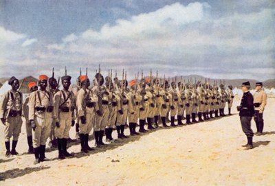 Piechota senegalska na plaży w Frejus (według kolorowej fotografii), 1915 autorstwa French School