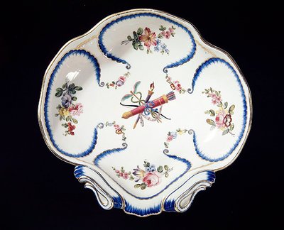 Talerz Sevres zdobiony łukiem i strzałami, 1762 (fajans) autorstwa French School