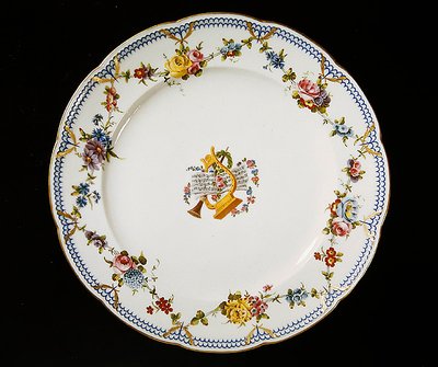 Talerz Sevres ozdobiony nutami, 1764 (fajans) autorstwa French School