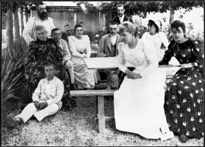 Rodziny Monet i Hoschede, ok. 1880 (srebrny odbitka żelatynowa) autorstwa French School