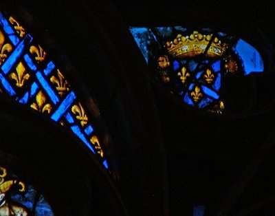 Zachodnia rozeta przedstawiająca scenę z Księgi Fleur de Lys i koronę autorstwa French School