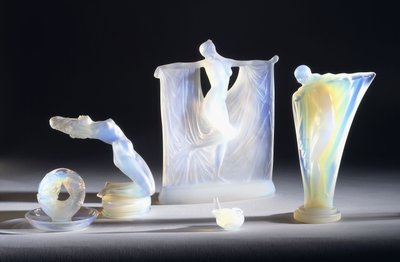 Trzy Opalizujące Szklane Obiekty Lalique, autorstwa French School