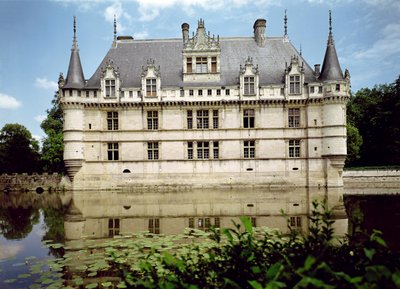Widok na Chateau dAzay-le-Rideau, zbudowany dla Gillesa Berthelota, 1518-27 autorstwa French School