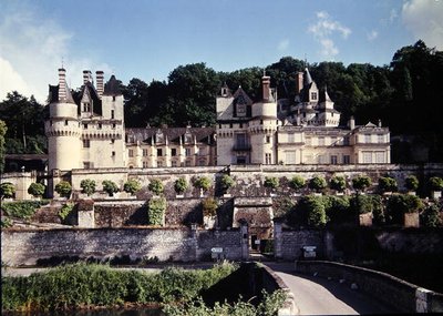 Widok na zamek Chateau dUsse, zbudowany przed 1480 r. dla Antoine de Bueil autorstwa French School