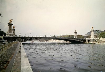 Widok na most Aleksandra III, zbudowany przez inżynierów Louisa-Jeana Resala (1854-1920) i Amedee Alby (1862-1942) na Targi Światowe 1900, 1897-1900 autorstwa French School