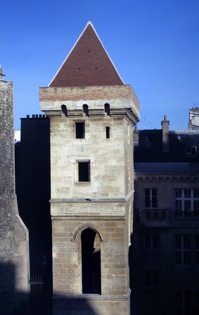 Widok na Wieżę Jana bez strachu, zbudowaną w 1408 roku przez Jana I burgundzkiego zwanego Janem bez strachu (1371-1419), po zamachu na księcia Orleanu. Był częścią Hotel de Bourgogne, dawnego hotelu Artois erige na tle ziemi autorstwa French School