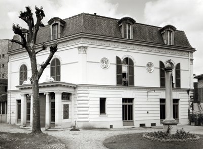 Widok fasady Biblioteki Marmottan z ogrodu, zbudowanej w latach 1880-1921 autorstwa French School