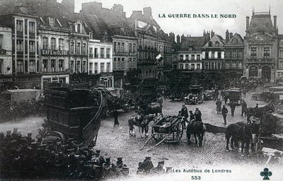 Wojna na północy: londyńskie autobusy brytyjskiego oddziału ekspedycyjnego na głównym placu w Bethune w 1915 r. (fotolitho) autorstwa French School