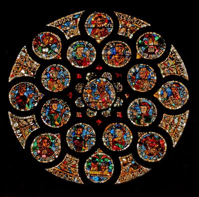 Okno w108 przedstawiające Nowe Przymierze: na górze jest Chrystus (Alfa i Omega), następnie cztery symbole Ewangelistów tworzące kwadrat, dwie Cnoty są na lewym i prawym krańcu, a Ar autorstwa French School