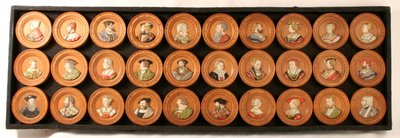 Kolekcja trzydziestu kreślarzy jako medaliony portretowe (kolorowe gesso duro nałożone na drewno) autorstwa Friedrich (after) Hagenauer