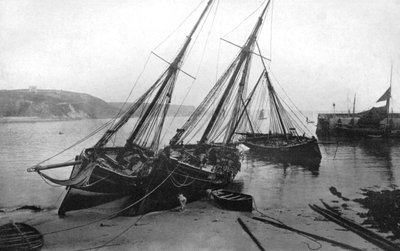 Łodzie w porcie Tenby, Pembrokeshire, Walia, 1924-1926. autorstwa Frith and Co