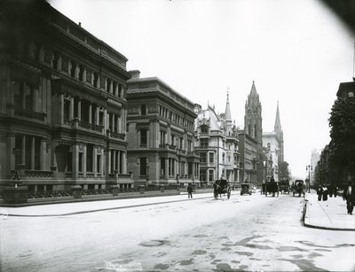 Piąta aleja patrząc na północ od 49. ulicy? autorstwa G.P. Hall und Sohn