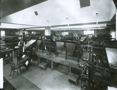 Pokój prasowy "New York Evening Post" (zdjęcie srebrzone żelatyną) autorstwa G.P. Hall und Sohn