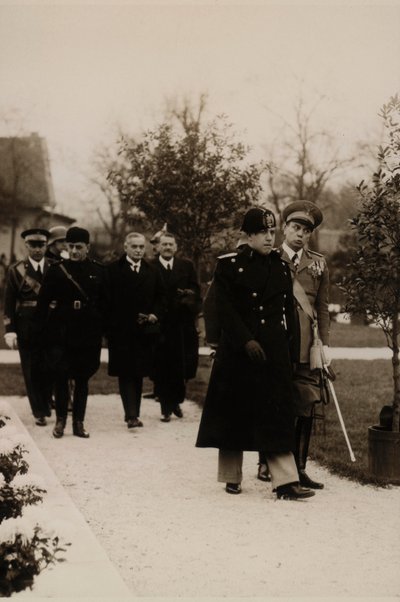 Album "MVSN- Blackshirts": Galeazzo Ciano w mundurze generała milicji w Budapeszcie (zdjęcie czarno-białe) autorstwa G.Y. Schaffer