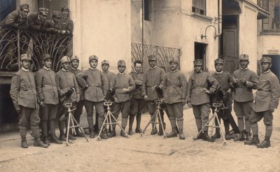 Album "Armia GM R. (I wojna światowa)": Żołnierze 152. Pułku Piechoty - Kompania "Robotnicy przy odpalaniu bomb", z moździerzami "Stokes" (zdjęcie czarno-białe) autorstwa G. Fagnano