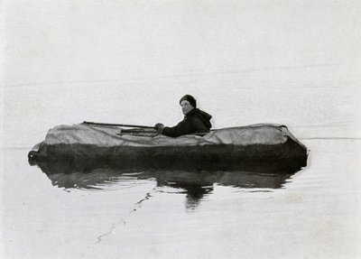 Campbell pływający w kajaku, 1911, 1913 autorstwa G. Murray Levick