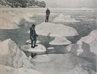 Campbell i Priestley pływają na naleśnikowym lodzie, 1912, 1913 autorstwa G. Murray Levick