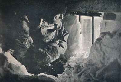 Oczyszczanie zaspy z okna chaty na przylądku Adare, c1911, 1913 autorstwa G. Murray Levick