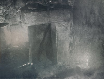 Drzwi wewnętrzne Igloo przy świetle lamp Tłuszcz, c1911, 1913 autorstwa G. Murray Levick