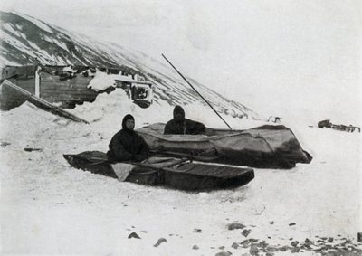 Dwa kajaki na brzegu, c1911, 1913 autorstwa G. Murray Levick