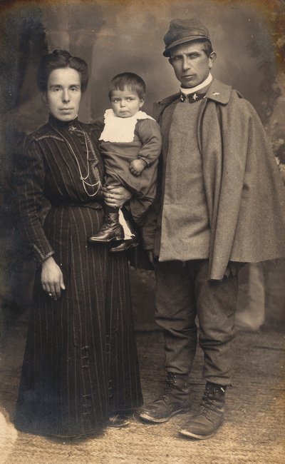 Pocztówka z żołnierzem piechoty, strzelcem, w mundurze wojennym z rodziną, 16031917 autorstwa G. Negri