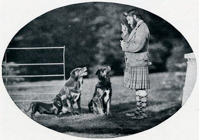 Pan Francis Clark, The Queens Gillie, z trzema swoimi ulubionymi psami, c1899, 1901 autorstwa G. W. Wilson and Company