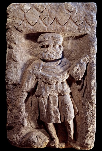 Sztuka gallo-rzymska: trójgłowe bóstwa lub Merkury ma trzy głowy. Relief na kamieniu. I wiek pne - V wiek naszej ery. Paryż, Muzeum Carnavalet autorstwa Gallo Roman
