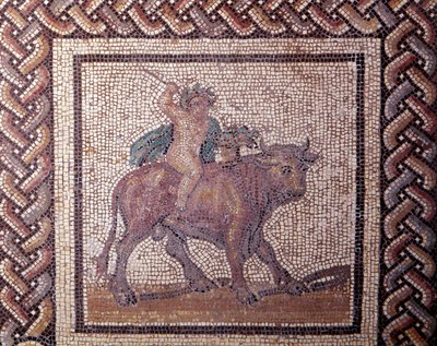 Gallo Roman Art: mozaika przedstawiająca rustykalny kalendarz. Alegoria wiosennych przejażdżek na byku. Koniec II, początek III wieku po JC. Z Saint-Romain-en-Gal (Rhone). Saint Germain en Laye, Narodowe Muzeum Archeologiczne autorstwa Gallo Roman