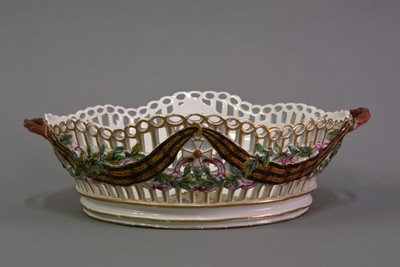 Kosz chlebowy z Porcelany Obiadowej Fabryki Porcelany Zakonu Świętego Jerzego Triumfującego Gardner, 1777 autorstwa Gavriil Ignatievich Kozlov