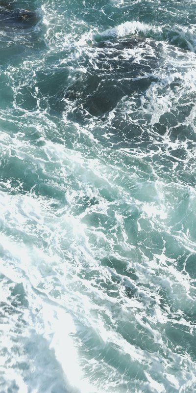 Burzliwe fale oceaniczne autorstwa Gemma Bardot