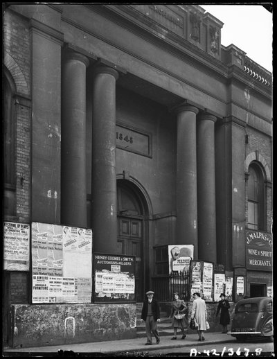Giełda kukurydzy, Angel Street, Worcester, Worcestershire, 1942. autorstwa George Bernard Mason