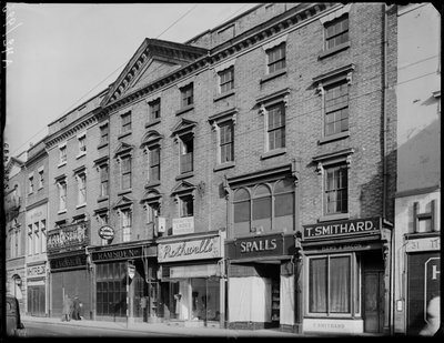 Devonshire House, 36 Corn Market, Derby, 1942. autorstwa George Bernard Mason