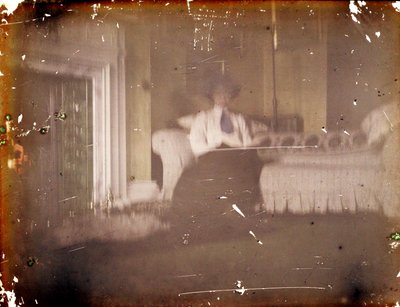 Kobieta siedząca na sofie, ok. godz. 1910 (autochrom) autorstwa George Bernard Shaw