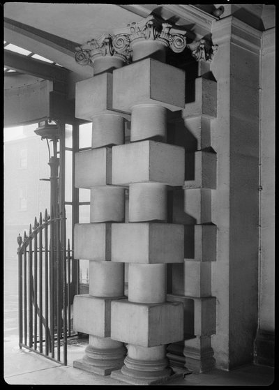 Dwór i dołączone balustrady, High Street, Doncaster, 1942. autorstwa George Bernard Wood