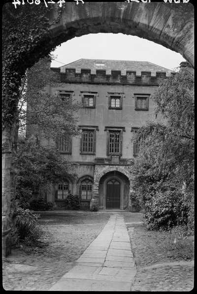 Ściana z łukiem przed nr 9, The College, County Durham, 1942. autorstwa George Bernard Wood