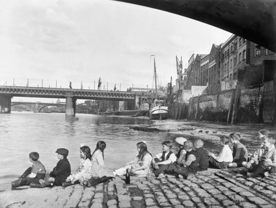 Dzieci na brukowanej grobli pod mostem Southwark, Londyn, ok. 1930 r. autorstwa George Davison Reid