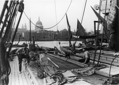 Mężczyźni na barce Tamizy, South Bank, Lambeth, Londyn, początek XX wieku autorstwa George Davison Reid